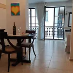 شقة At 